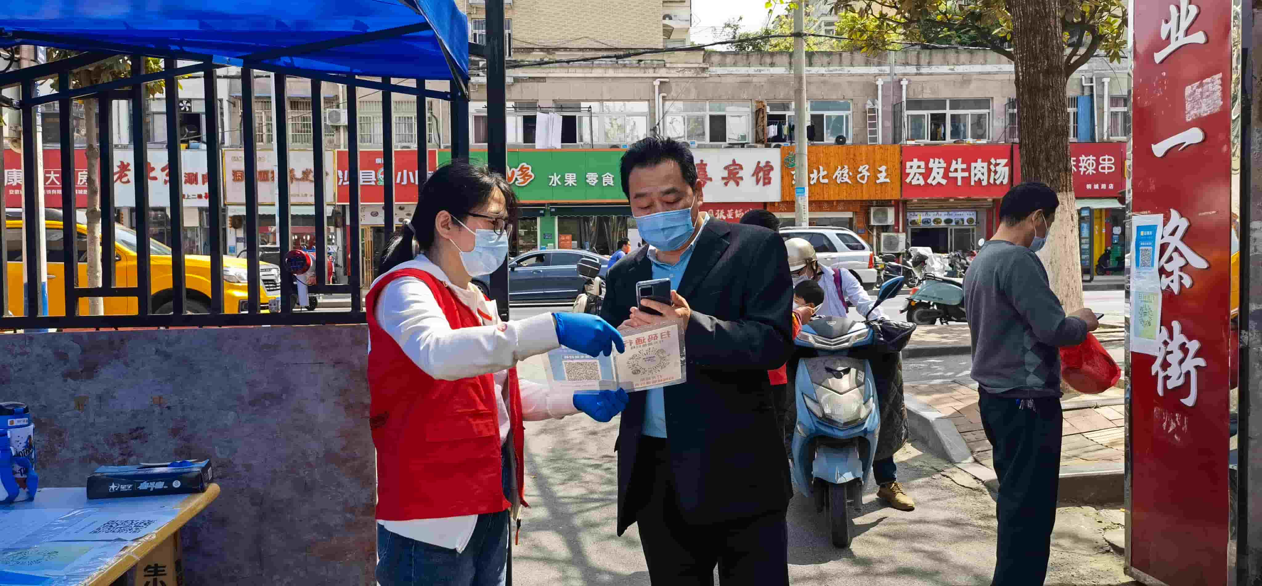 freecompress-2022年4月，東華科技志愿服務(wù)隊協(xié)助社區(qū)在桐江新村小區(qū)開展兩碼查驗工作