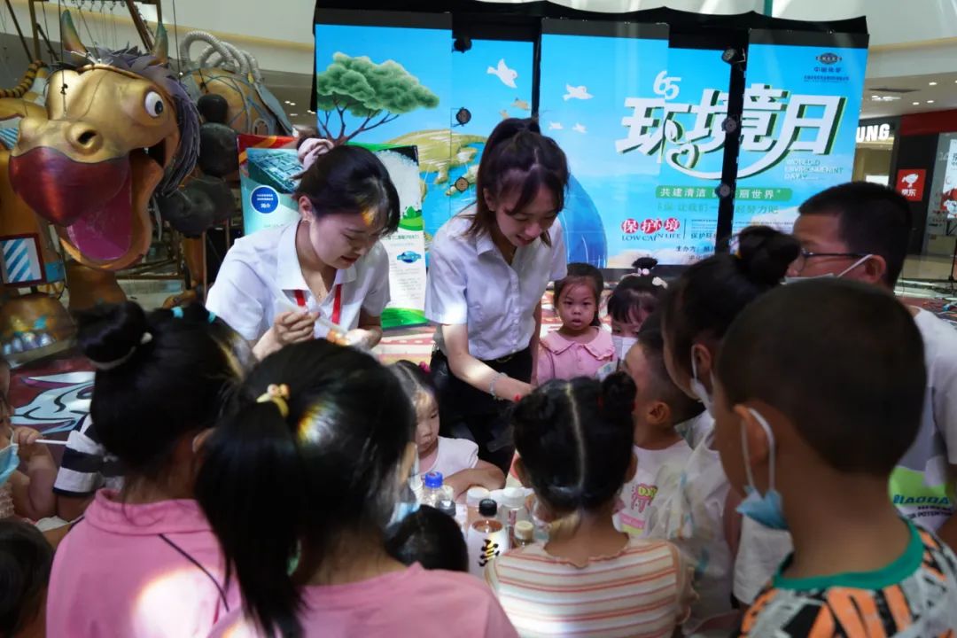 2022年6月3日，東華科技所屬東華天業(yè)公司聯(lián)合新疆建設(shè)兵團(tuán)第八師石河子市生態(tài)環(huán)境局在新疆萬達(dá)商場舉辦“共建清潔美麗世界”六五環(huán)境日公益宣傳活動(dòng)