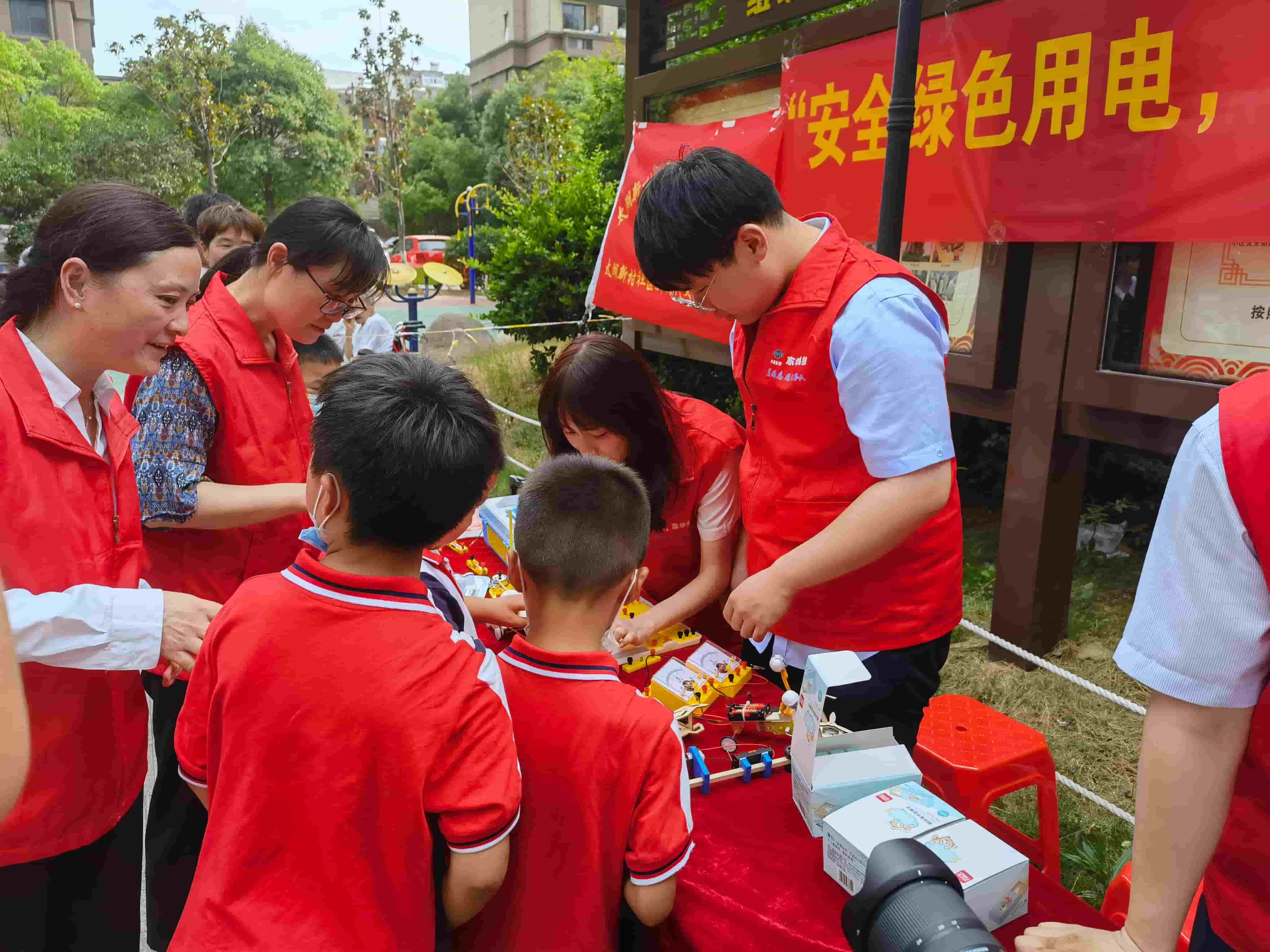 2021年6月21日，藍(lán)鴿志愿服務(wù)隊(duì)前往社區(qū)開展“安全用電，安全你我”志愿活動(dòng)（1）