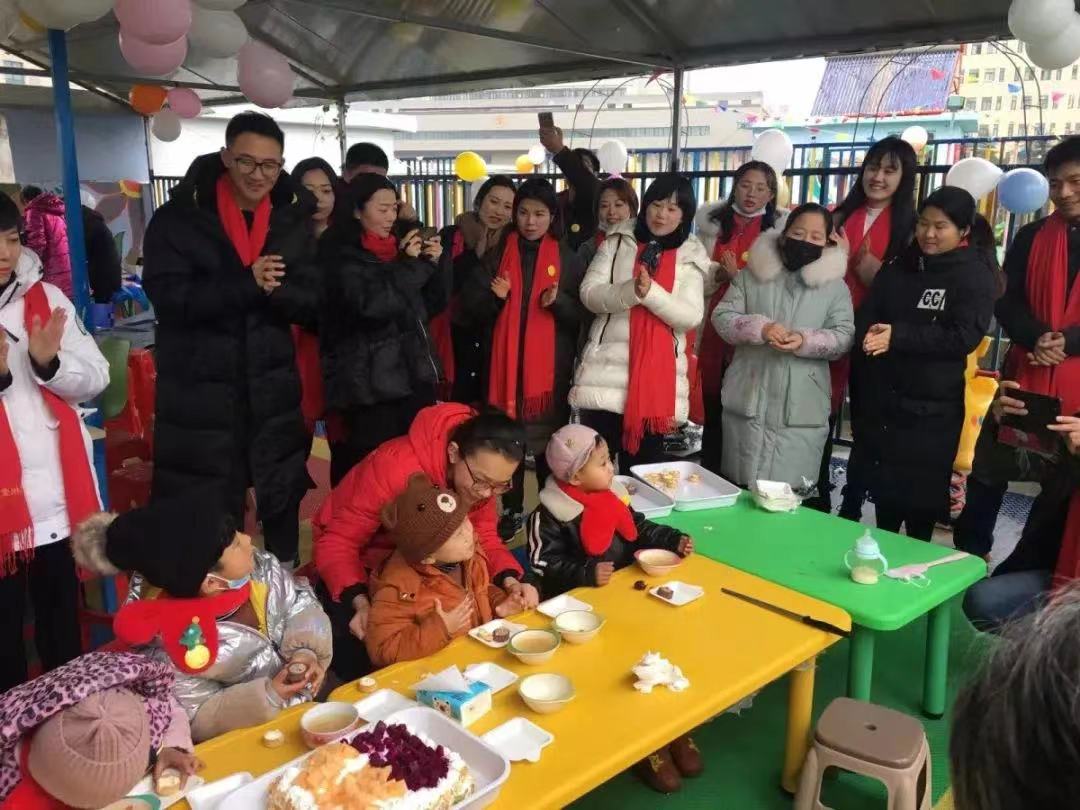 2020年1月13日，志愿服務(wù)隊(duì)和社會(huì)各界愛心人士為“口罩天使們”舉辦集體生日會(huì)